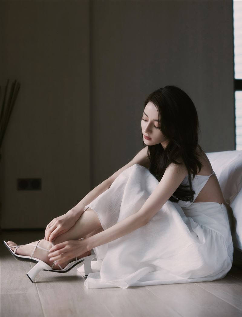 迪麗熱巴露出背部性感曲線。(圖/翻攝自迪麗熱巴工作室微博)