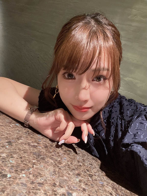 被总务部的巨乳人妻当成玩具，加班时变成帮她处理性欲...