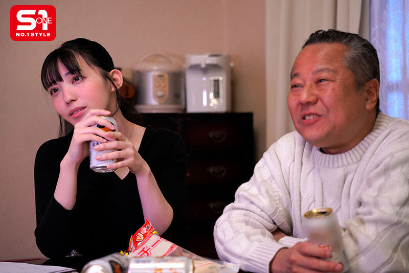 新年第一炮！27岁I罩杯白嫩巨乳美少女「紫堂留衣」AV新作和中年舍监疯狂做爱！